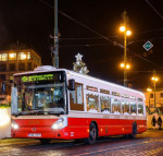 DPP tuto neděli rozsvítí tři vánoční tramvaje a retrobus, cestující se nimi mohou svézt na linkách 2, 9, 124 a 175 až do Tří králů